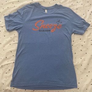 🆕 Unisex "Snooze An A.M. Eatery" Blue Short Sleeve T-Shirt